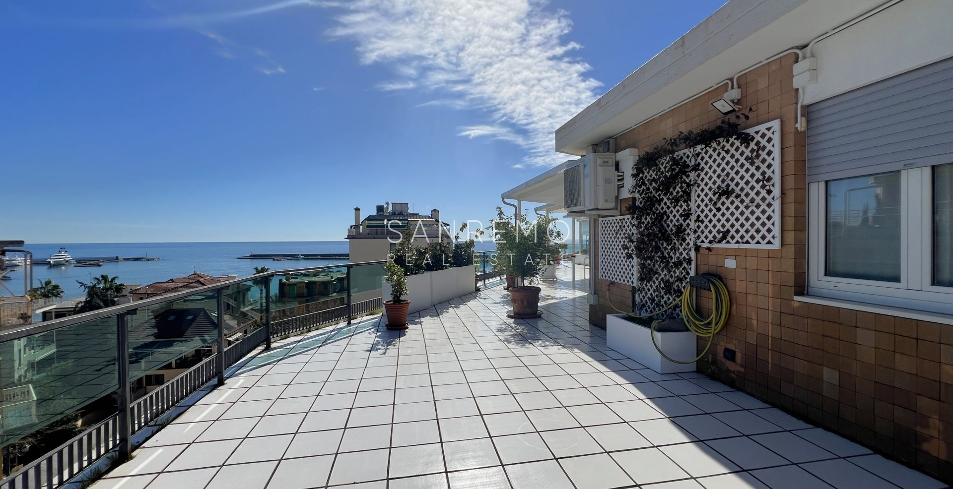 Appartement dernier étage dans le centre ville avec vue mer et parking