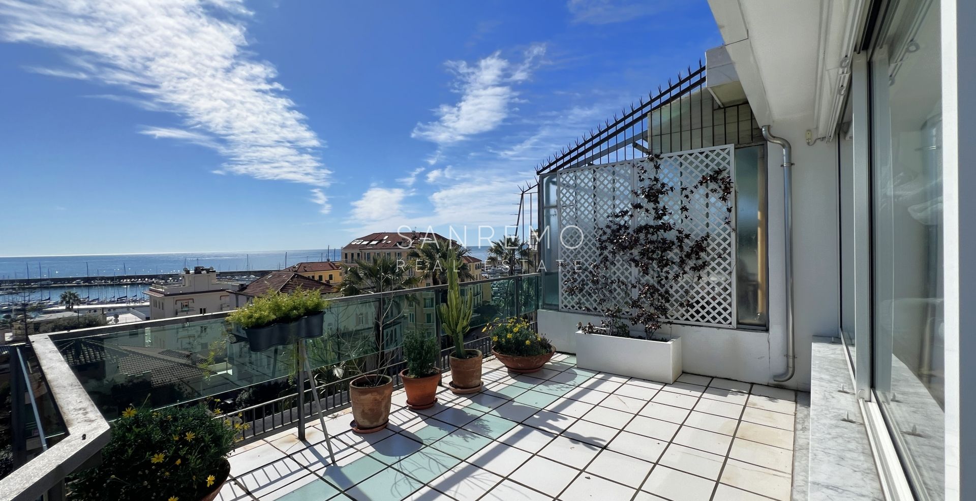 Appartement dernier étage dans le centre ville avec vue mer et parking