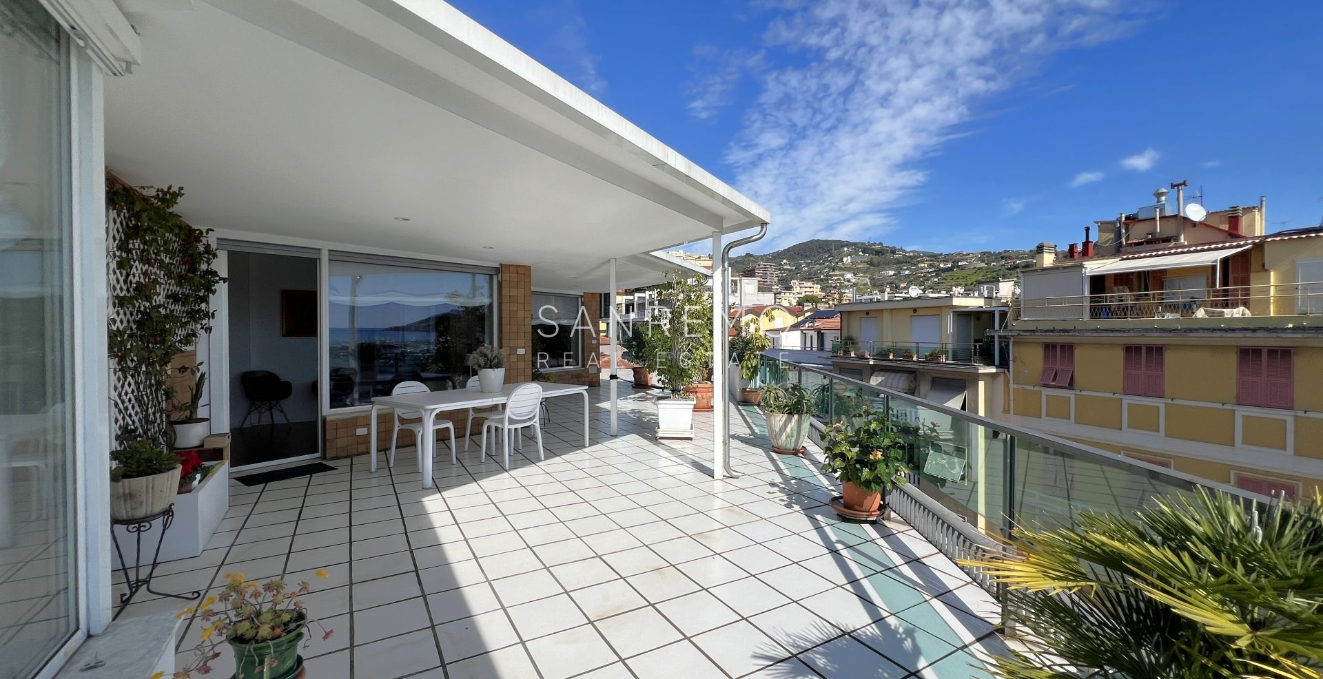 Appartement dernier étage dans le centre ville avec vue mer et parking