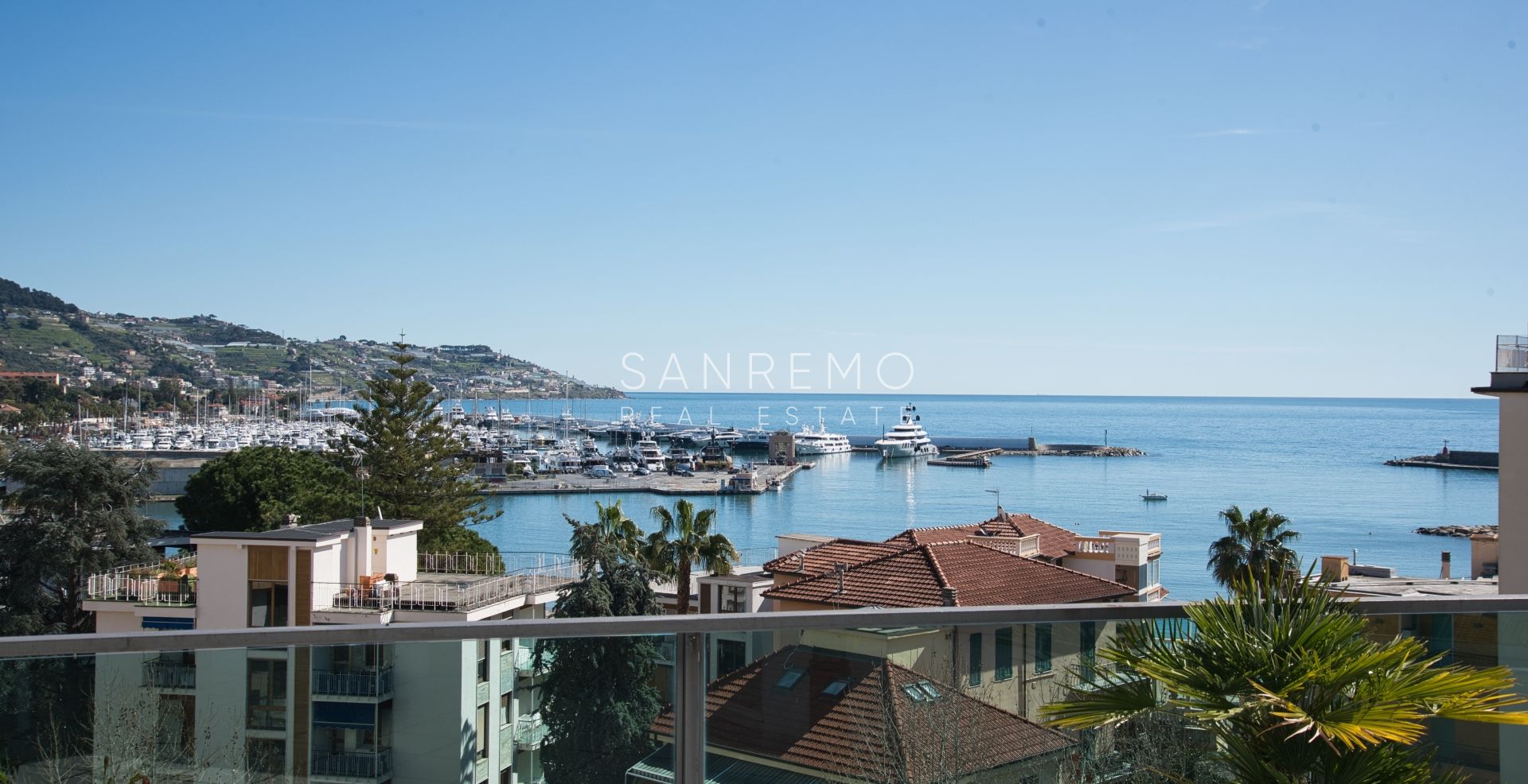 Appartement dernier étage dans le centre ville avec vue mer et parking