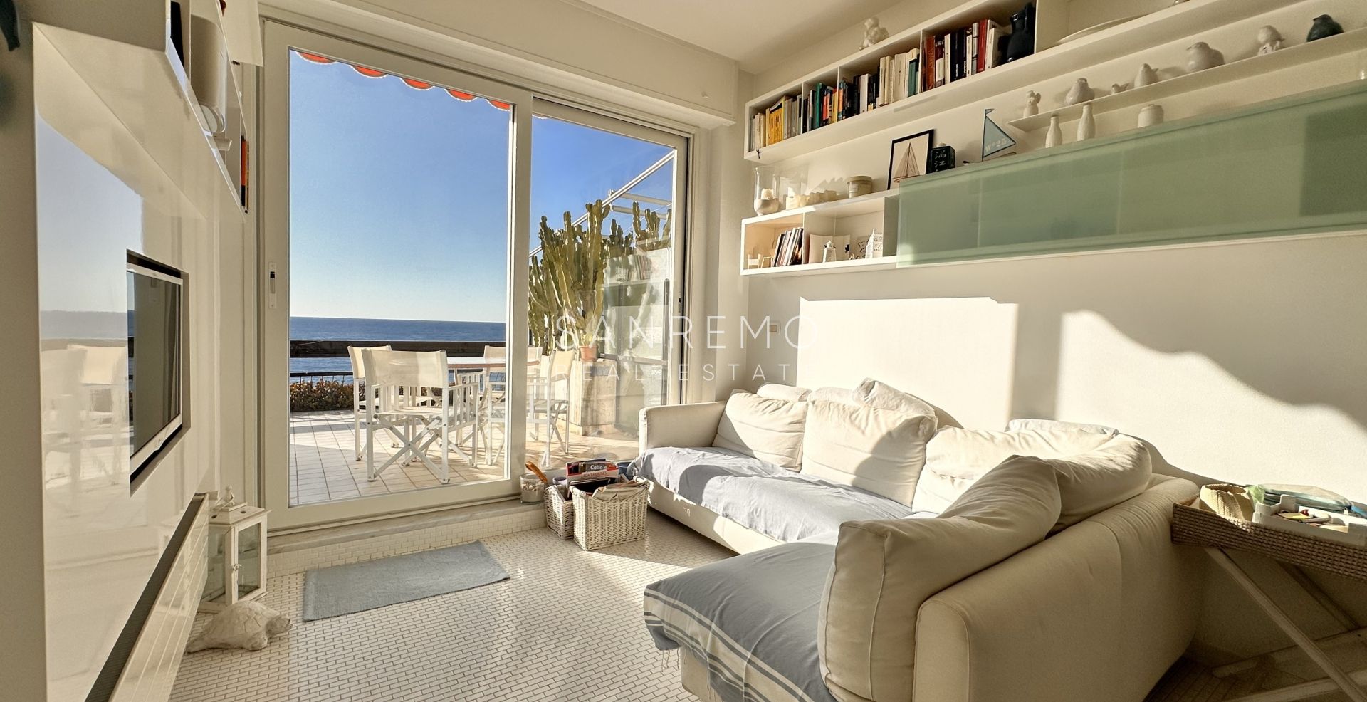 Penthouse de deux pièces avec terrasse habitable et vue mer spectaculaire