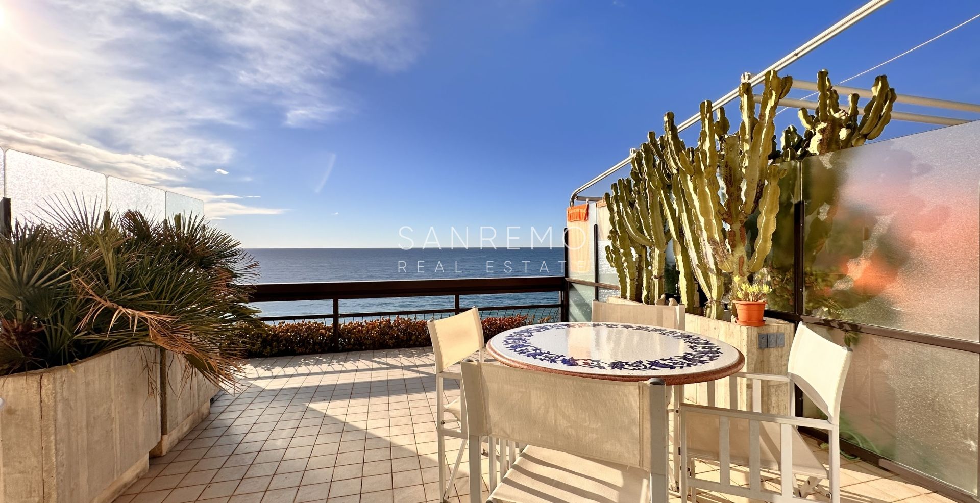 Penthouse de deux pièces avec terrasse habitable et vue mer spectaculaire