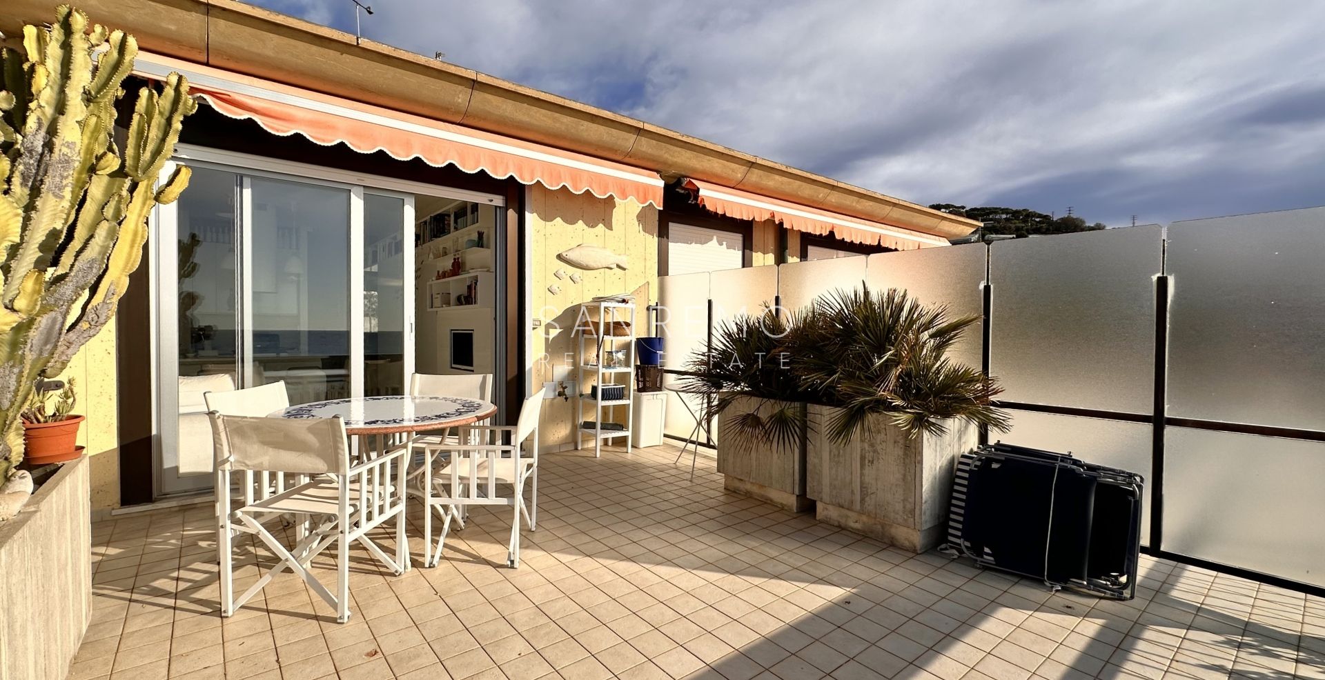 Penthouse de deux pièces avec terrasse habitable et vue mer spectaculaire