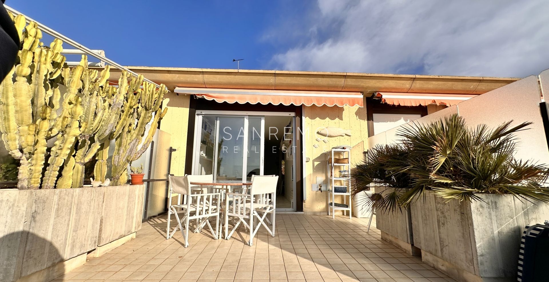 Penthouse de deux pièces avec terrasse habitable et vue mer spectaculaire