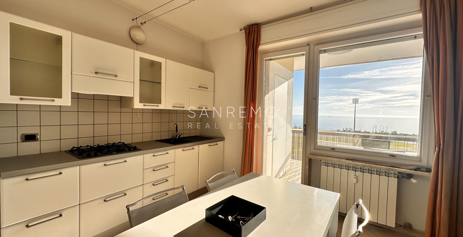 Penthouse, appartement de trois pièces, avec belle vue sur la mer, face aux plages et à la piste cyclable