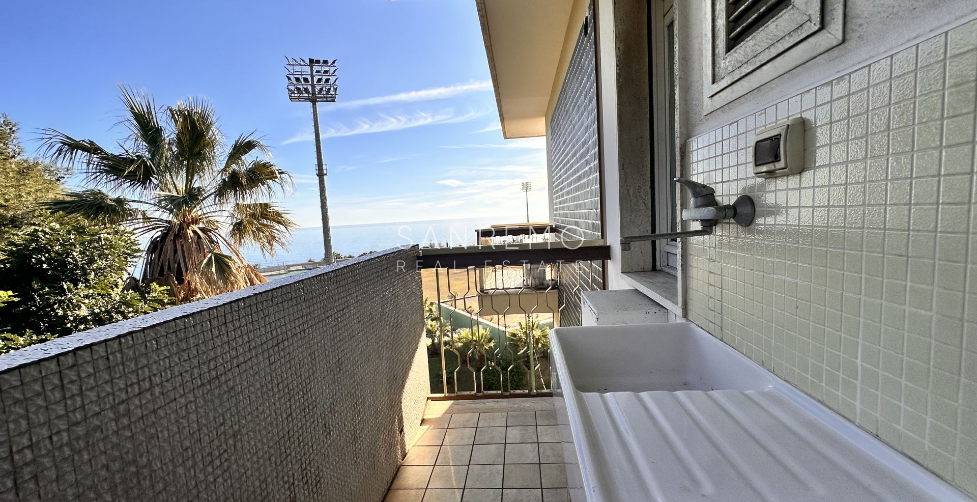 Penthouse, appartement de trois pièces, avec belle vue sur la mer, face aux plages et à la piste cyclable