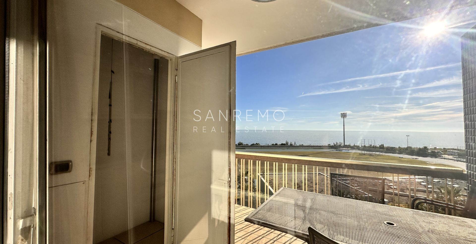 Penthouse, appartement de trois pièces, avec belle vue sur la mer, face aux plages et à la piste cyclable