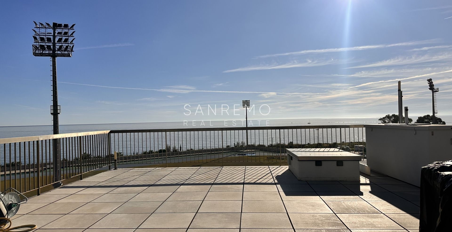 Penthouse, appartement de trois pièces, avec belle vue sur la mer, face aux plages et à la piste cyclable