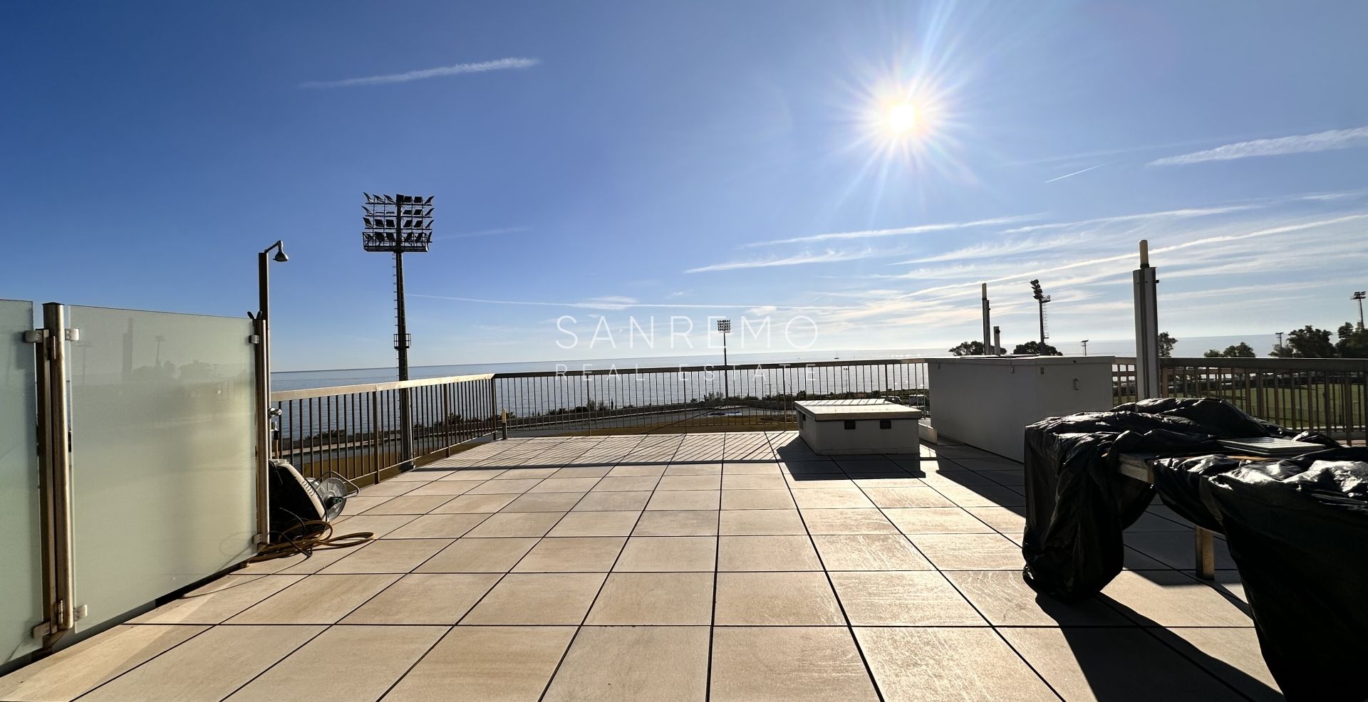 Penthouse, appartement de trois pièces, avec belle vue sur la mer, face aux plages et à la piste cyclable