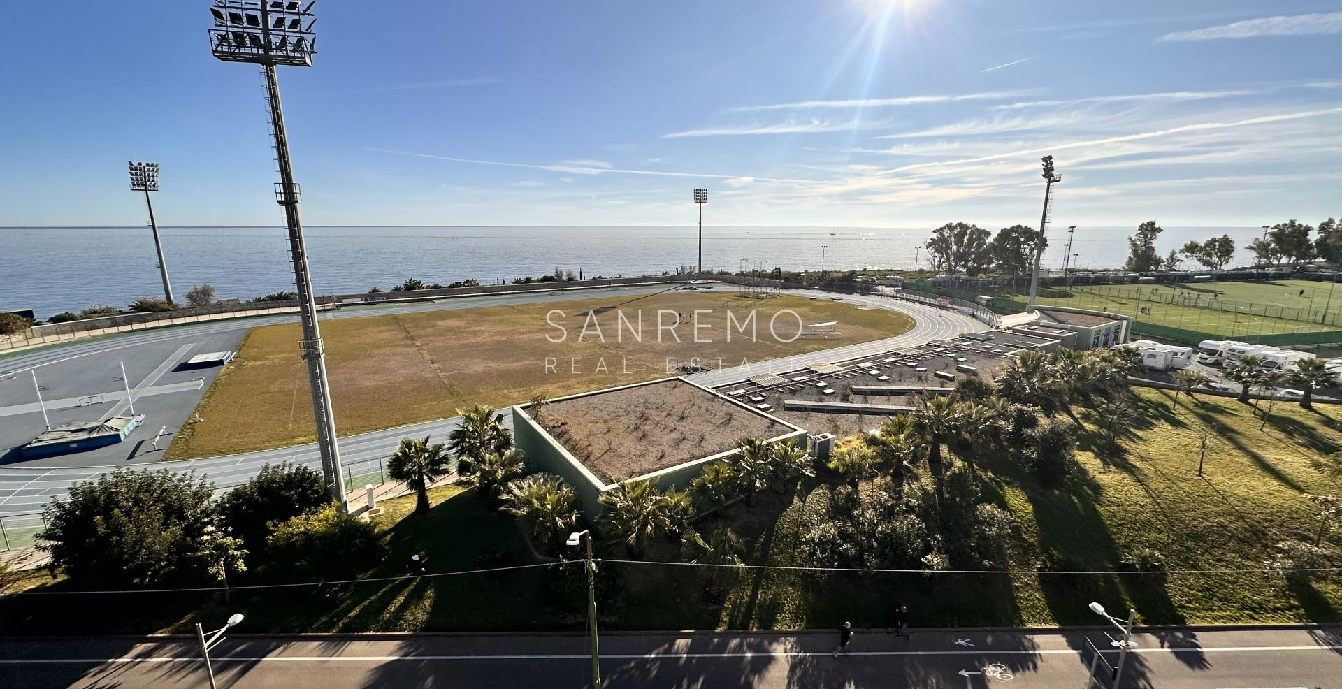 Penthouse, appartement de trois pièces, avec belle vue sur la mer, face aux plages et à la piste cyclable