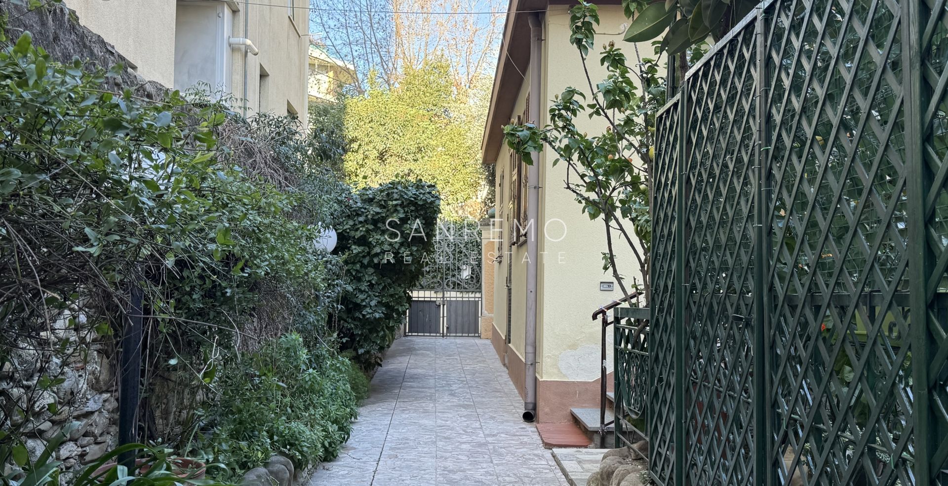 Appartement avec terrasse directement sur la plage entre les 2 ports de la ville et la piste cyclable/piétonne