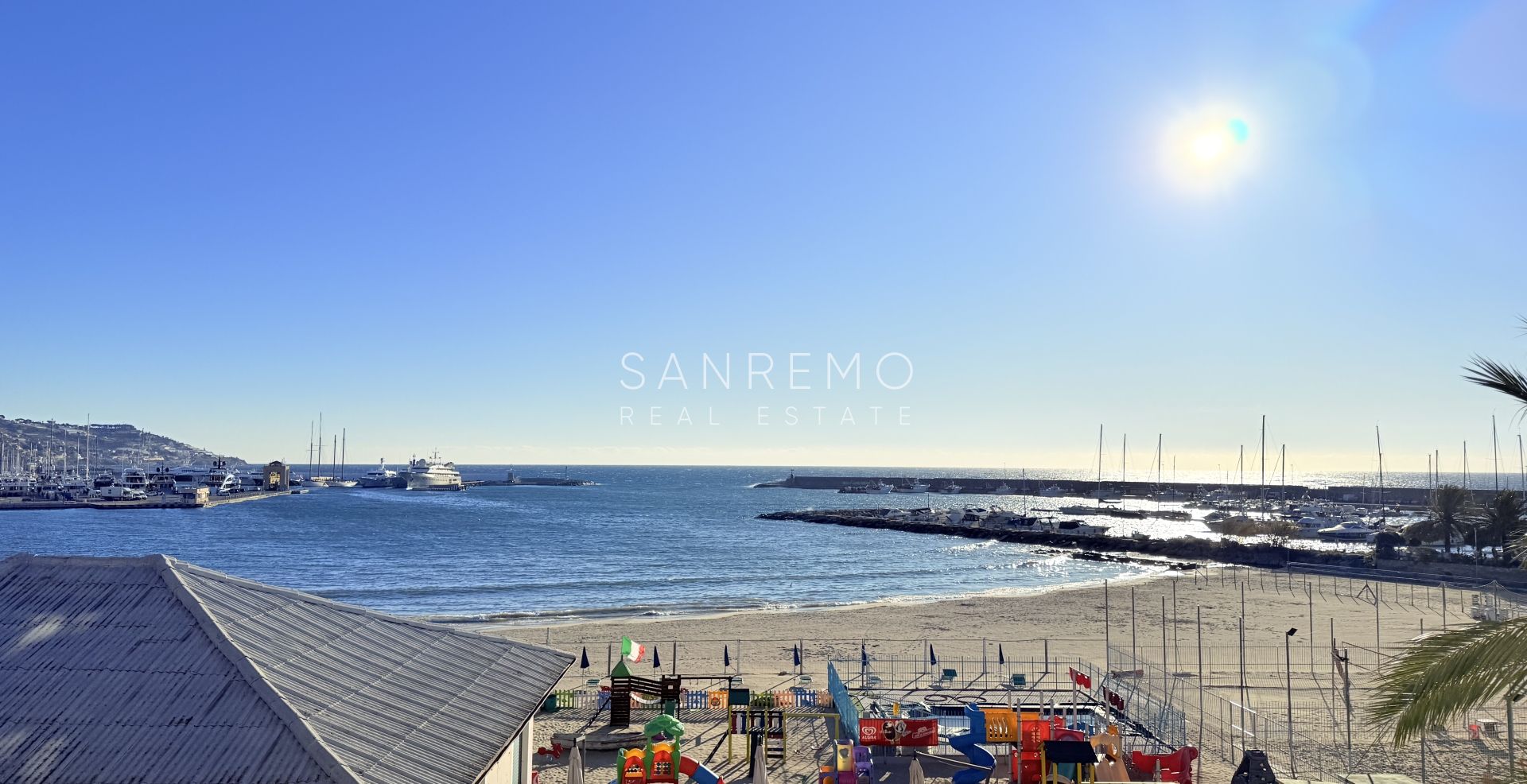 Appartement avec terrasse directement sur la plage entre les 2 ports de la ville et la piste cyclable/piétonne