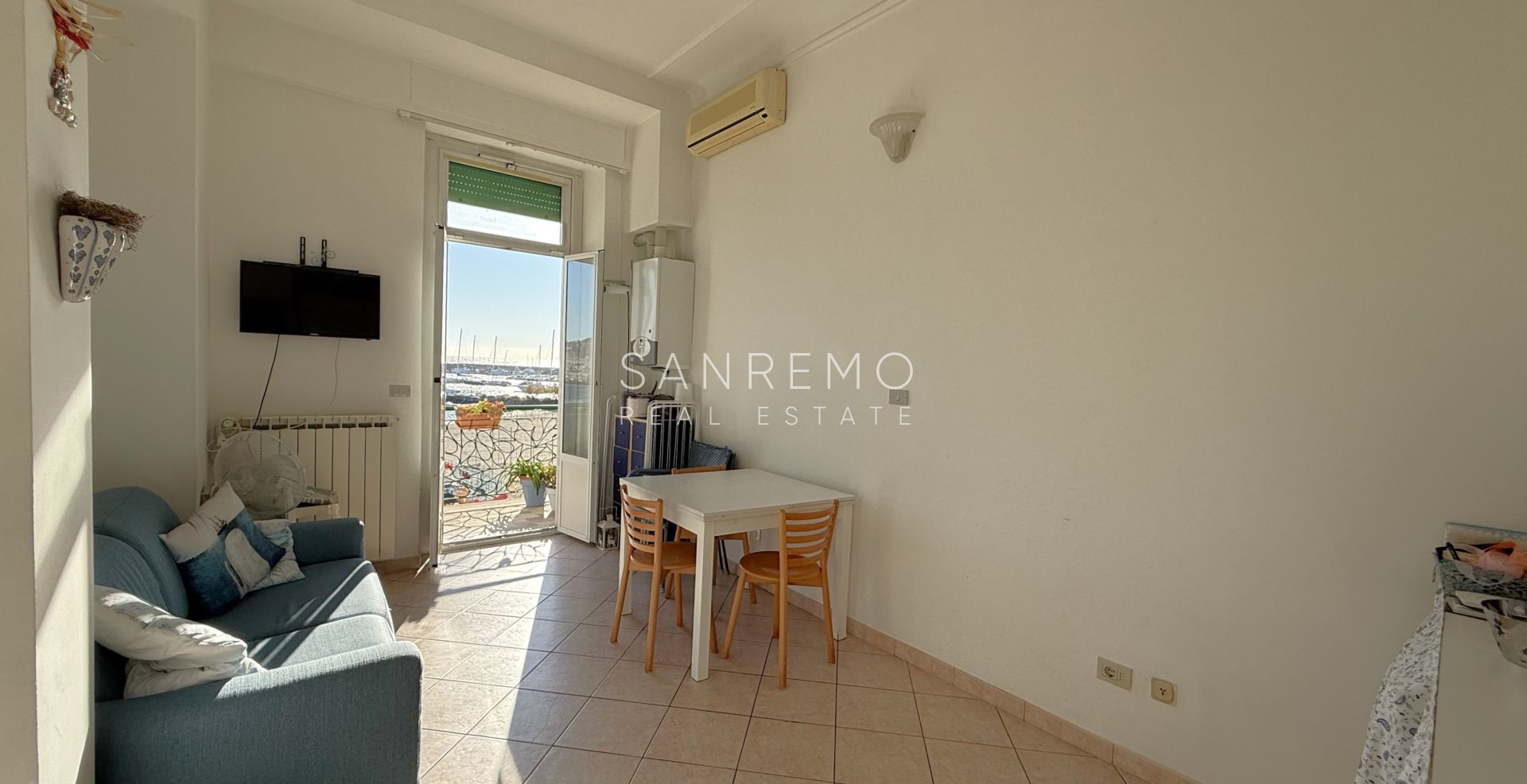 Appartement avec terrasse directement sur la plage entre les 2 ports de la ville et la piste cyclable/piétonne