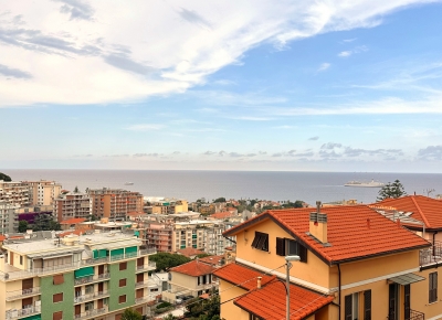 Grand logement derrière Portosole avec une agréable vue mer