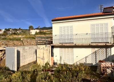 Maison de ville en construction avec terrasses, jardin et piscine